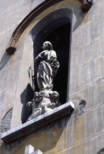 Partie supérieure de la façade ouest et statue au centre.