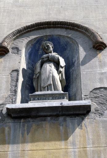 Partie supérieure de la façade ouest et statue à dextre.