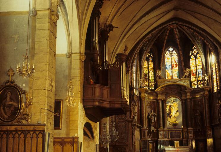 Intérieur ; choeur et orgue.