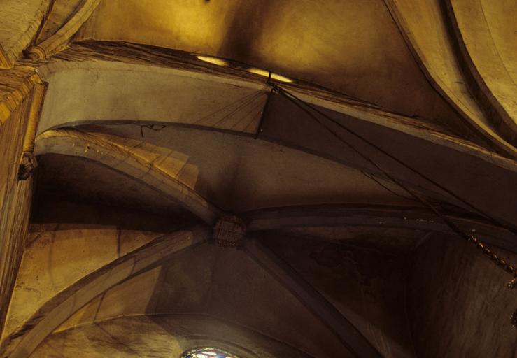 Intérieur ; voûtes d'une chapelle.