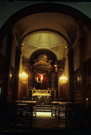 Intérieur ; chapelle du retable de la crucifixion.