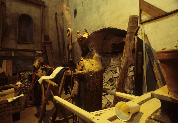 Intérieur ; salle de réserve du presbytère.