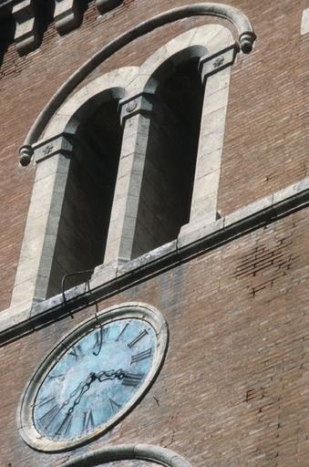 Vue du clocher : horloge.