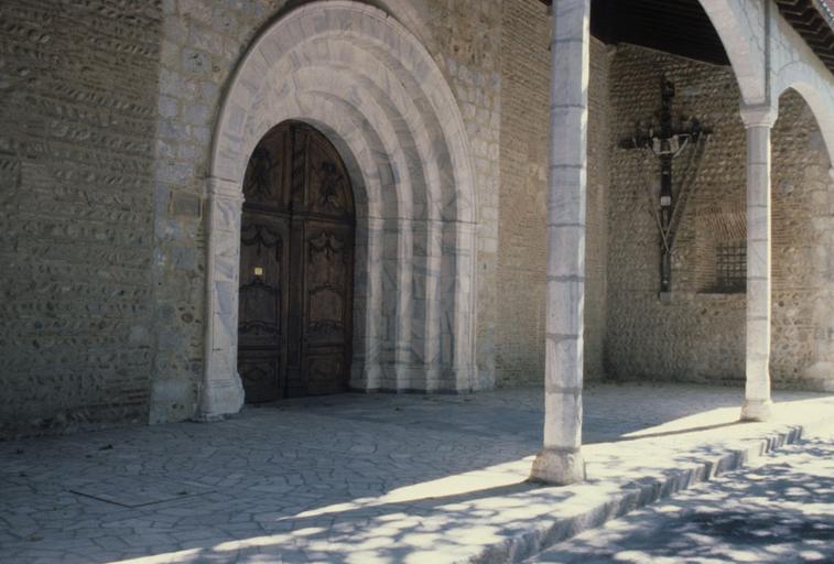 Entrée ; portail et croix en bois.