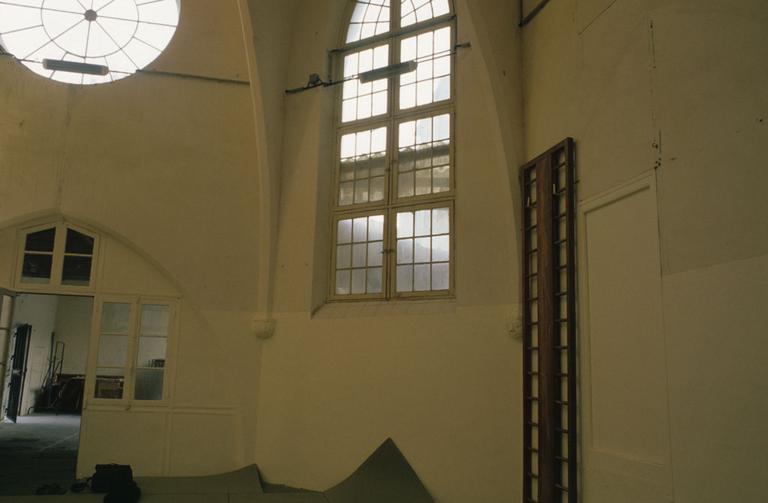 Intérieur du couvent ; porte d'entrée de la chapelle.