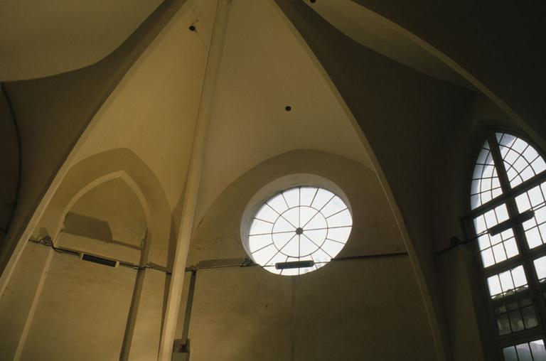 Intérieur du couvent ; porte d'entrée de la chapelle ; détail de la rosace.