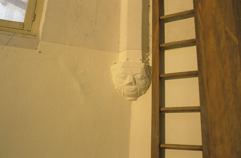 Intérieur du couvent ; sculpture d'un piédroit de la voûte de la chapelle.