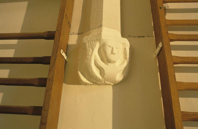 Intérieur du couvent ; sculpture d'un piédroit de la voûte de la chapelle.