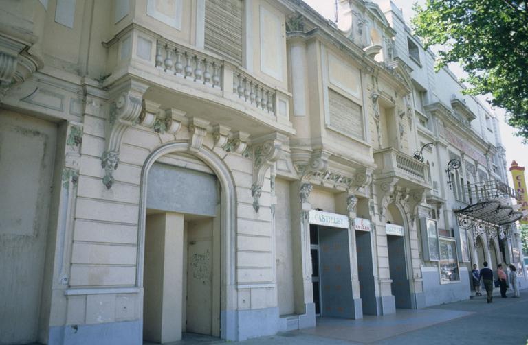 Vue générale de la façade principale ; façade du skating.