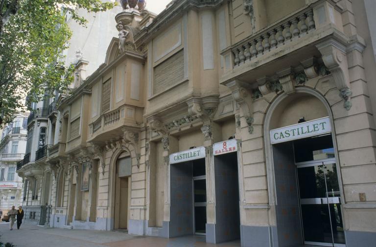 Vue générale de la façade principale ; façade du skating.