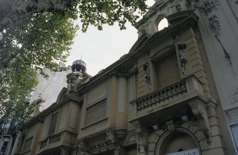 Vue générale de la façade principale ; façade du skating.