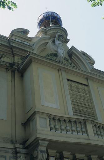 Vue générale de la façade principale ; façade du skating ; partie supérieure.