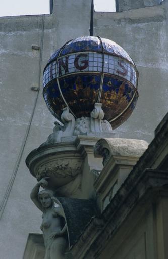 Vue générale de la façade principale ; façade du skating ; détail du décor : globe surmontant le fronton central.