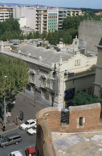 Vue plongeante sur le cinéma depuis la tour du Castillet.