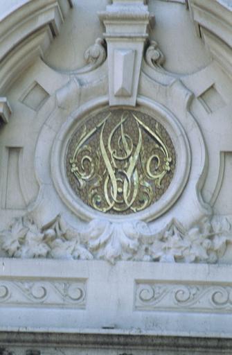 Vue générale de la façade de droite ; détail du décor.