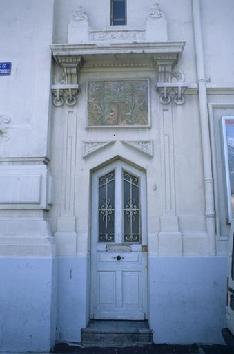 Vue générale de la façade de droite ; détail du décor.