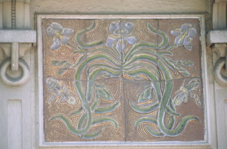 Vue générale de la façade de droite ; détail du décor : mosaïque aux iris.