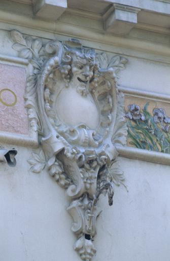 Vue générale de la façade de droite ; détail du décor.