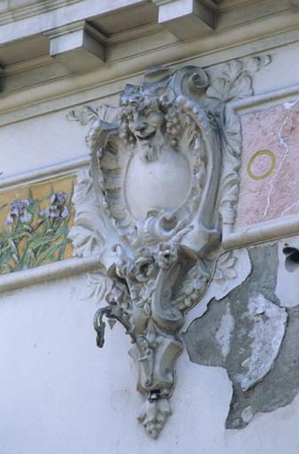 Vue générale de la façade de droite ; détail du décor.