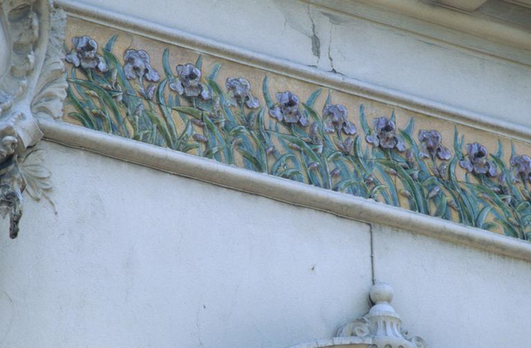 Vue générale de la façade de droite ; détail du décor : frise d'iris en céramique.