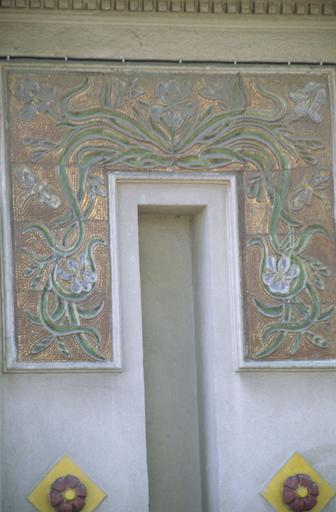 Vue générale de la façade de droite ; détail du décor.