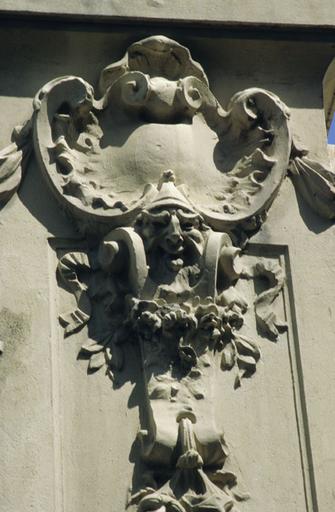 Façade de droite ; détail du décor.