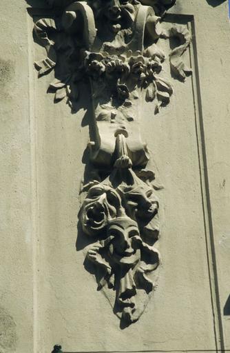 Façade de droite ; détail du décor.