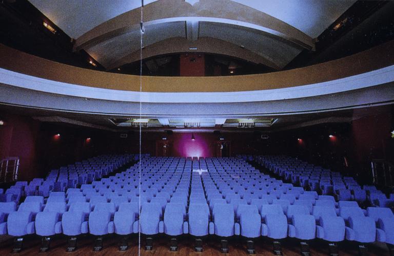 Intérieur ; salle principale ; détail.