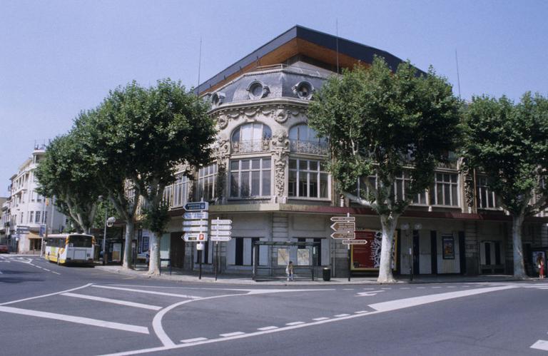 Vue générale de l'angle de la façade principale et de celle de gauche.