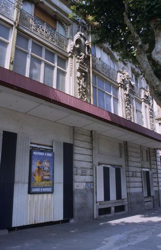 Vue générale de l'angle de la façade principale et de celle de gauche.