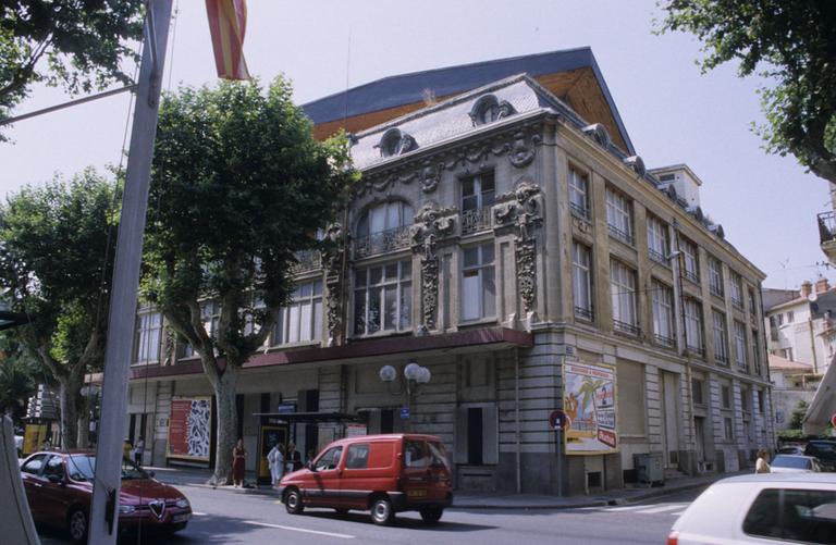 Vue générale de l'angle de la façade de gauche et de celle arrière.