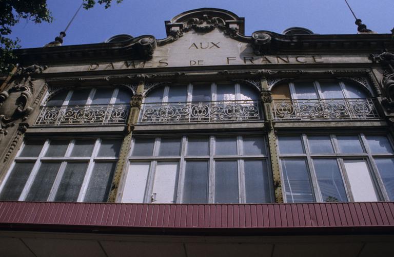 Vue générale de l'angle de la façade de gauche et de celle arrière.