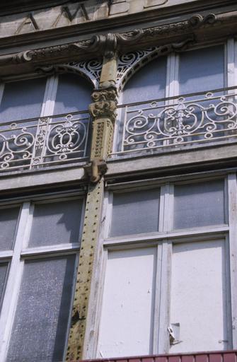 Vue générale de l'angle de la façade de gauche et de celle arrière ; détail du décor.