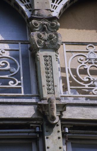 Vue générale de l'angle de la façade de gauche et de celle arrière ; détail du décor.