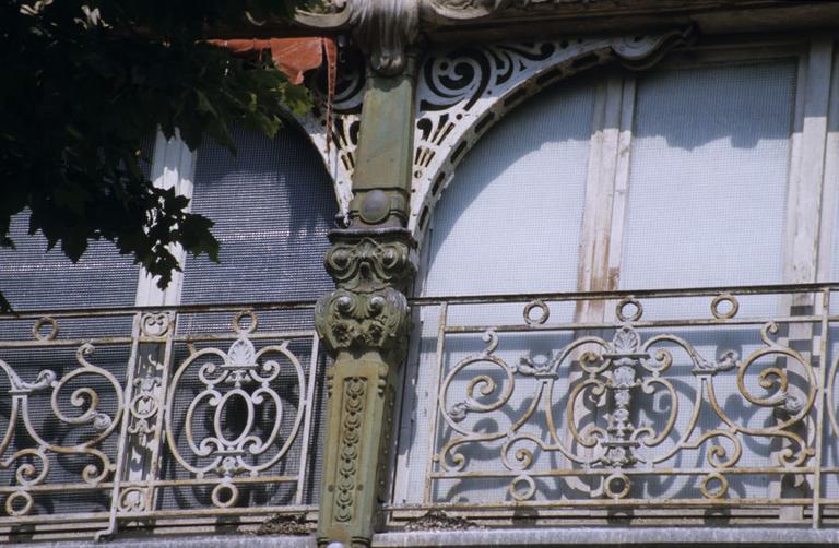 Vue générale de l'angle de la façade de gauche et de celle arrière ; détail du décor.