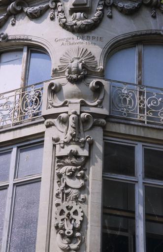 Vue générale de l'angle de la façade de gauche et de celle arrière ; détail du décor.