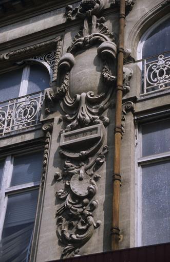 Vue générale de l'angle de la façade de gauche et de celle arrière ; détail du décor.