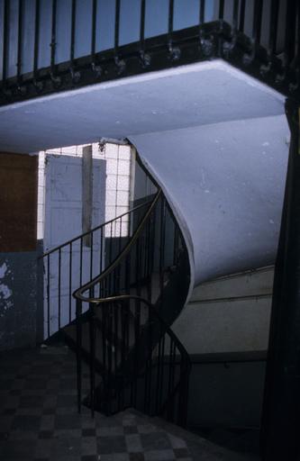 Intérieur ; escalier.