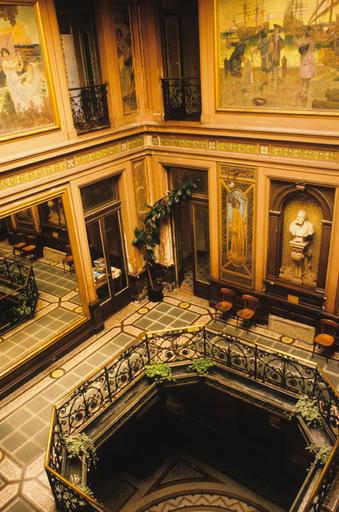 Intérieur : décor du grand escalier.