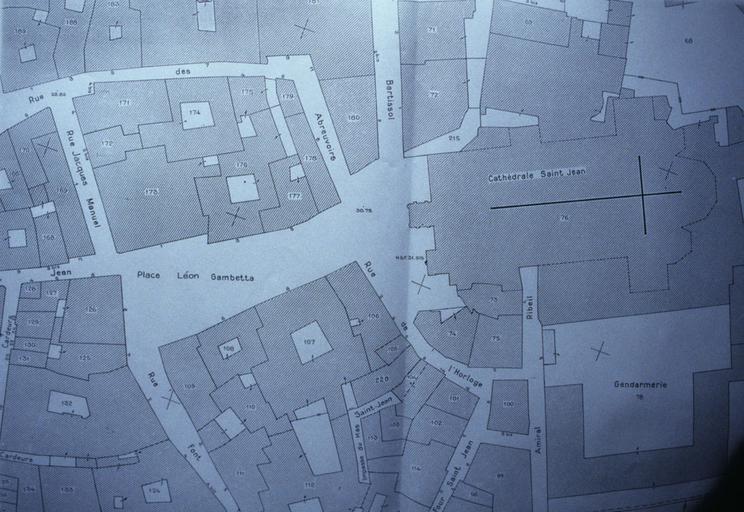 Partie du plan cadastral de Perpignan avec situation de l'immeuble.