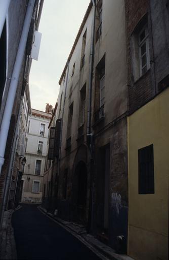 Vue de la rue des Abreuvoirs, façade de l'immeuble à droite.