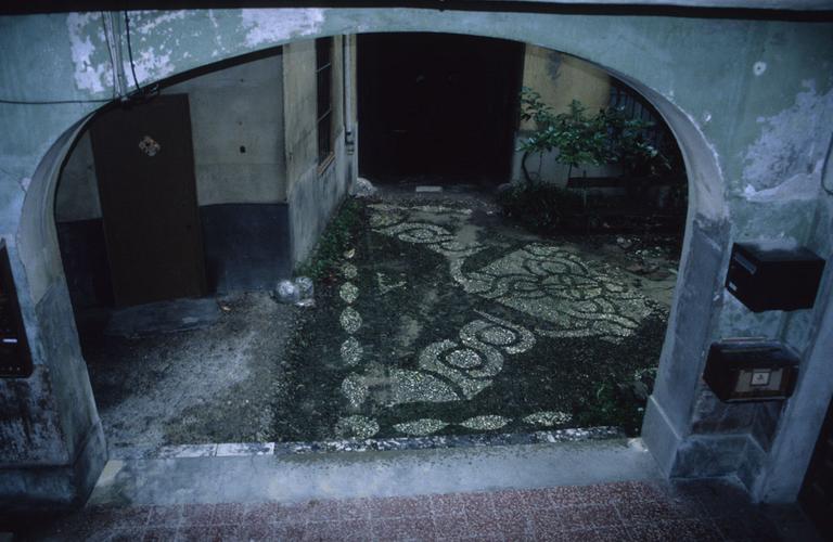 Cour intérieure et sa calade.