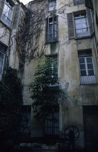 Cour intérieure : façades.