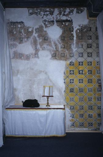 1er étage ; salle au décor peint à motifs géométriques ; détail.