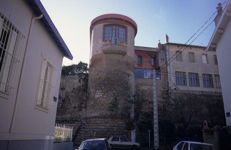 Architecture XXe siècle ; Tour de la fortification médiévale surmontée de la maison du peintre Louis Bausil, construite en 1925 par Raoul Castan.