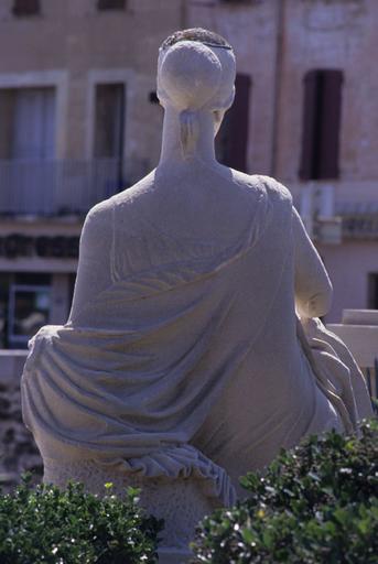 Statue ; détail.