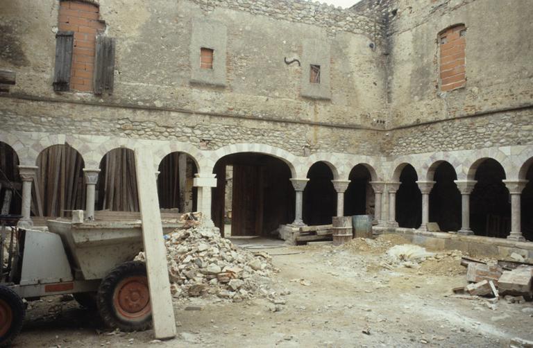 Cloître en cours de restauration.