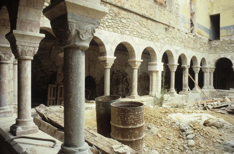 Cloître en cours de restauration.