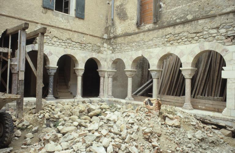 Cloître en cours de restauration.