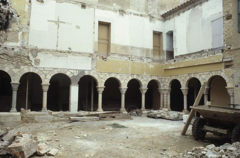 Cloître en cours de restauration.